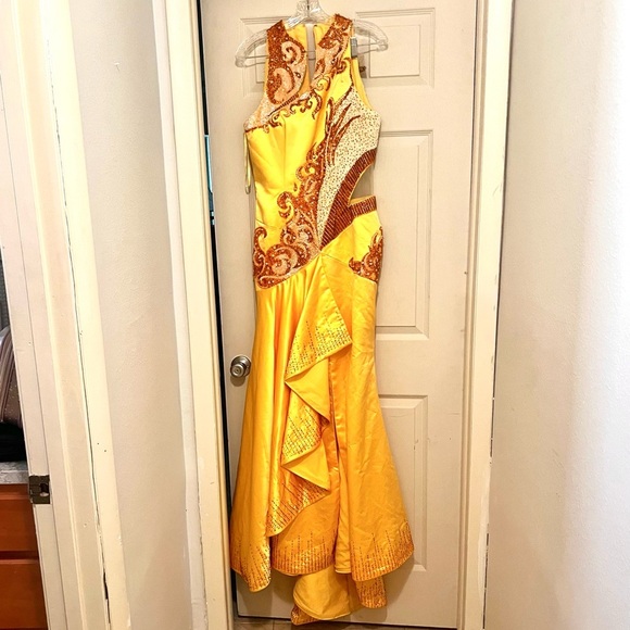 Couture NG Fashion,STUNNING!|
Yellow/Gold Sequins,Excellent Condition ,Size 6 - Picture 4 of 15